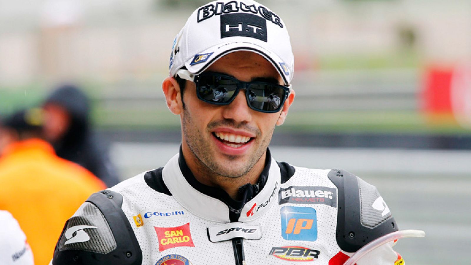 El italiano Michelle Pirro ha logrado su primera victoria en Moto2 en Valencia y le ha dedicado su triunfo a su compañero de equipo Marco Simoncelli.