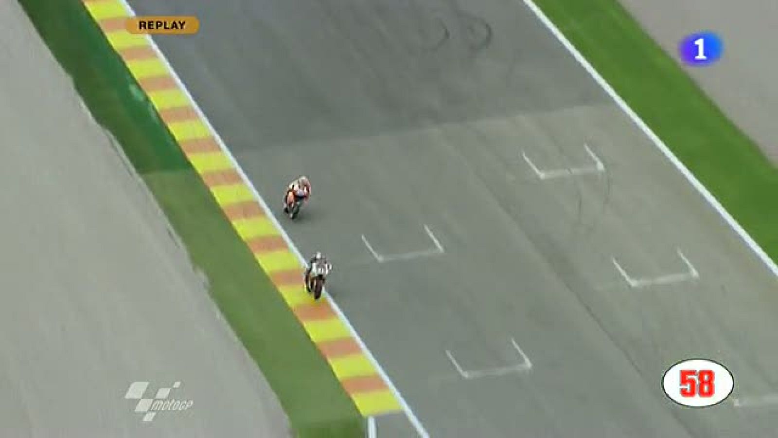 Casey Stoner ha sorprendido a Ben Speies, cuando este se veía ganaor de la carrera, el australiano ha aparecido como un misil para llevarse la última carrera del año.