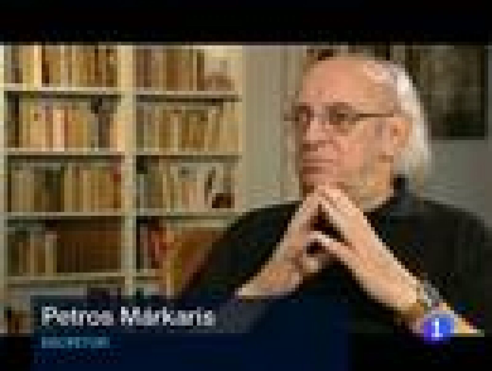 El escritor Petros Márkaris presenta su libro sobre la crisis en la que está sumida Grecia 