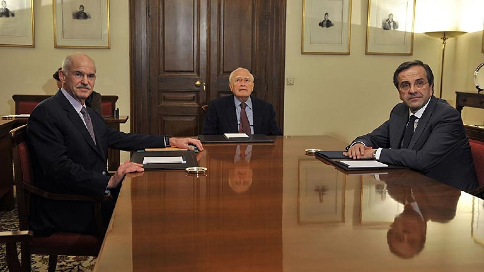 Reunión urgente a tres bandas en Grecia. El  primer ministro, Yorgos Papandréu, ha propuesto al presidente, Carolos Papulias, que convoque una reunión conjunta urgente  con el líder de la oposición.
