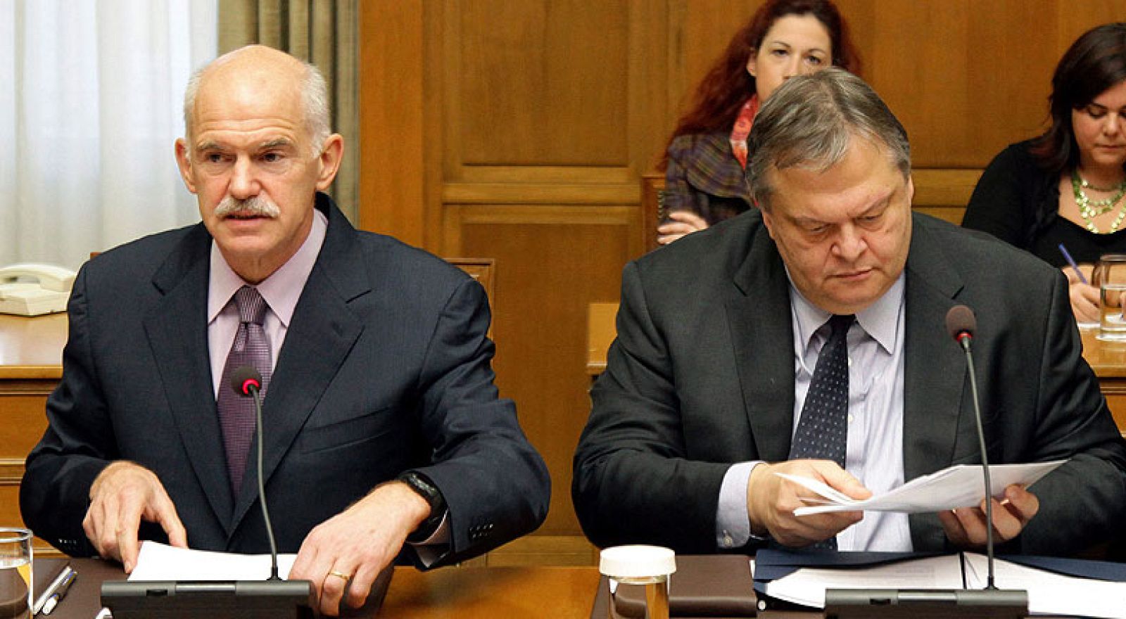 Papandréu cede el poder tras acordar un gobierno de coalición transitorio | Ver