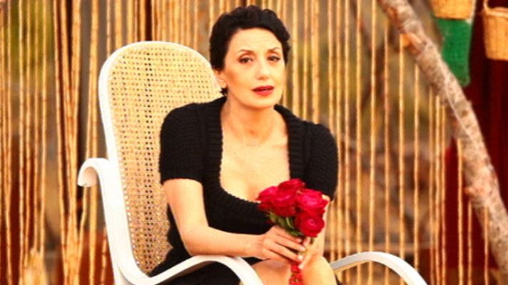 Telediario 1 - Luz Casal publica "Un ramo de rosas"