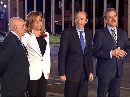 Telediario 1 - Rubalcaba llega al Palacio de Congresos para debatir con Rajoy