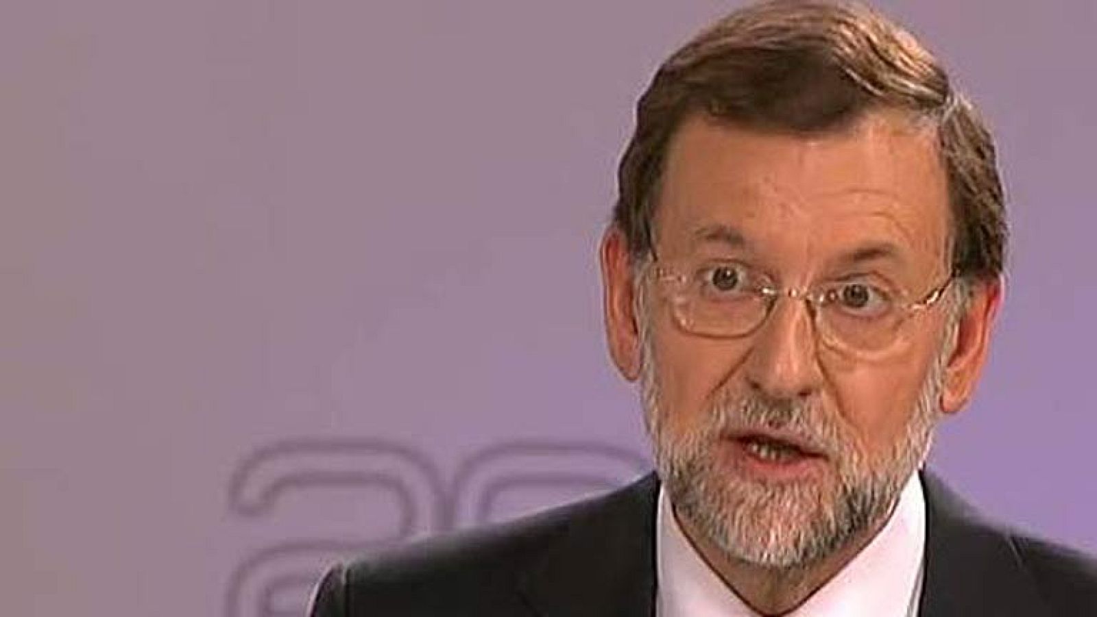 Pero señala que es necesario que haya empleo para que el Estado tenga dinero para garantizarlo.