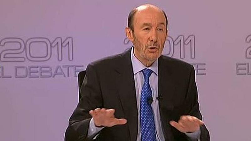  El candidato socialista apuesta por que se garantice la sanidad pública y denuncia que en las comunidades autónomas gobernadas por el PP se está empezado a privatizar.