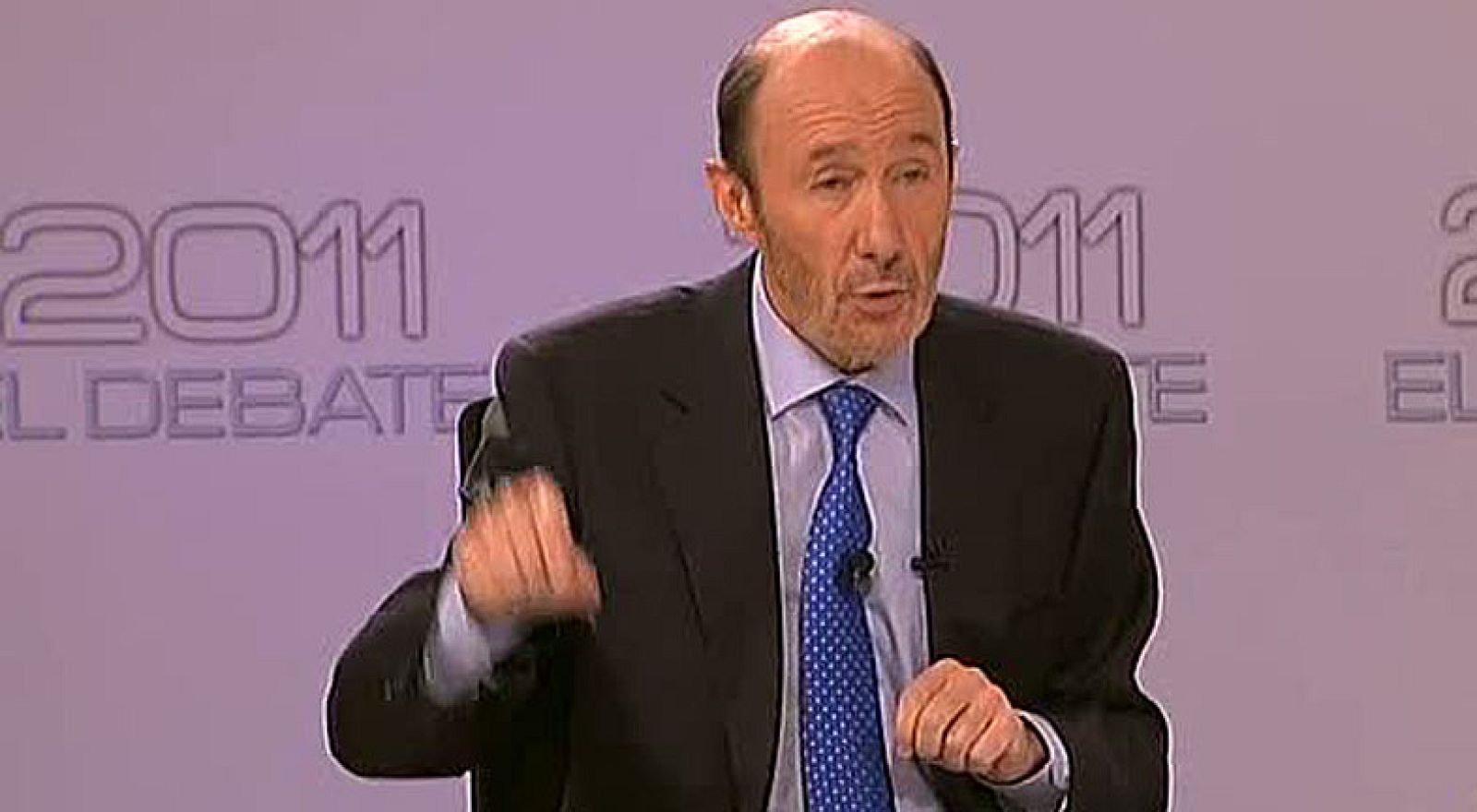 Rubalcaba celebra el fin de ETA y ofrece su colaboración "para los siguientes pasos" | Ver