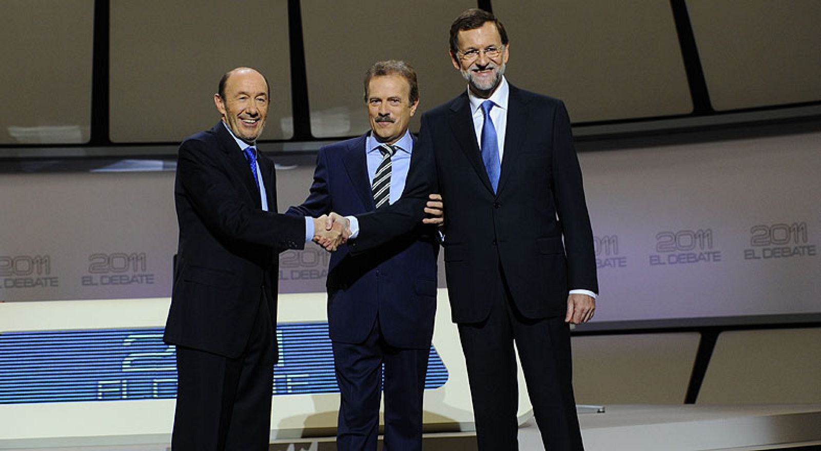  El cara a cara entre Rubalcaba y Rajoy ha dejado algunas propuestas de ambos candidatos y muchas críticas a las del partido contrario. La reforma laboral, la prestación por desempleo, la sanidad pública o la educación provocaron los mayores enfrentamientos. La economía y el empleo han centrado el primero de los tres bloques del primer y único cara a cara entre los candidatos de PSOE y PP en esta campaña electoral.