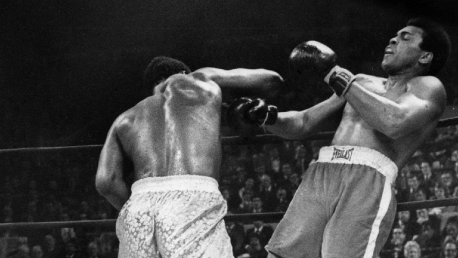 El boxeador estadounidense Joe Frazier, campeón del mundo de peso  pesado entre 1970 y 1973 y medalla de oro en los Juegos Olímpicos de  Tokio en 1964, ha fallecido en Filadelfia a los 67 años de edad por un cáncer de hígado,.