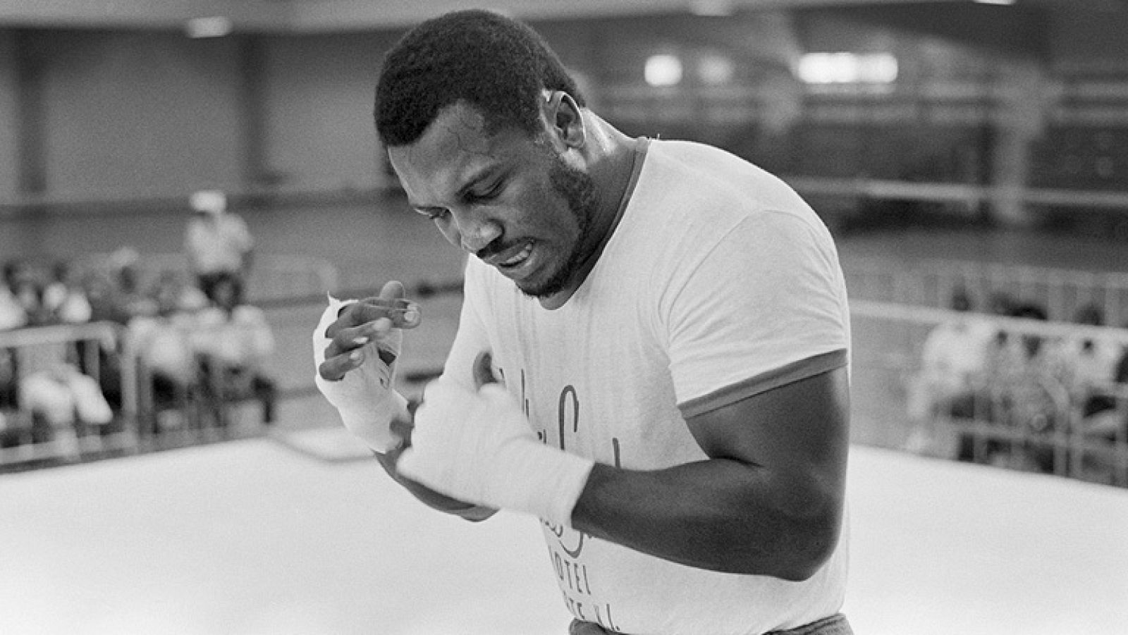 Joe Frazier, fallecido anoche en Filadelfia a los 67 años tras una dura batalla contra el cáncer de hígado, dejó un legado de leyenda que le hizo célebre por ser el hombre que despojó de la condición de invicto al grandioso Muhammad Ali. Quizá le fal