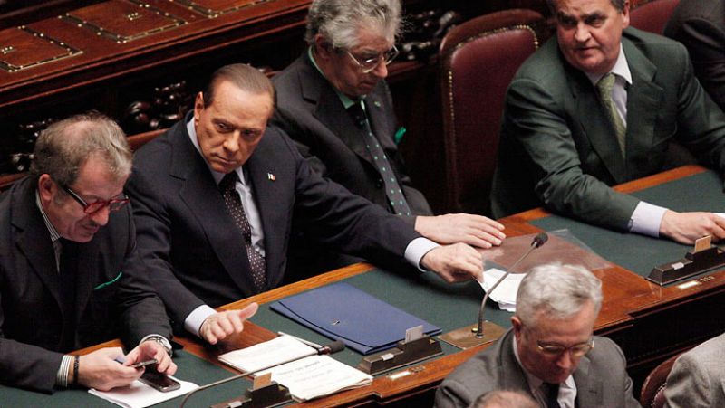 El primer ministro italiano, Silvio Berlusconi, ha perdido la mayoría en el Parlamento en una votación decisiva que le pone al borde de la dimisión después de haber sido abandonado por varios de sus diputados.