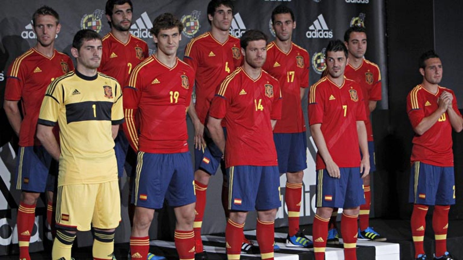 La selección española de fútbol presenta la camiseta que lucirá a partir de ahora en los siguientes compromisos y durante la Eurocopa 2012, con nuevo lema: El pasado no importa, hay que empezar de cero. 