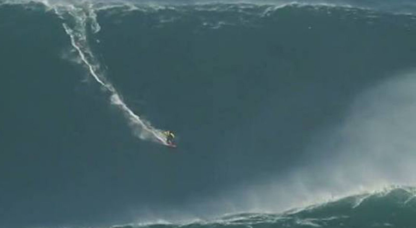 Surfeando olas de 30 metros