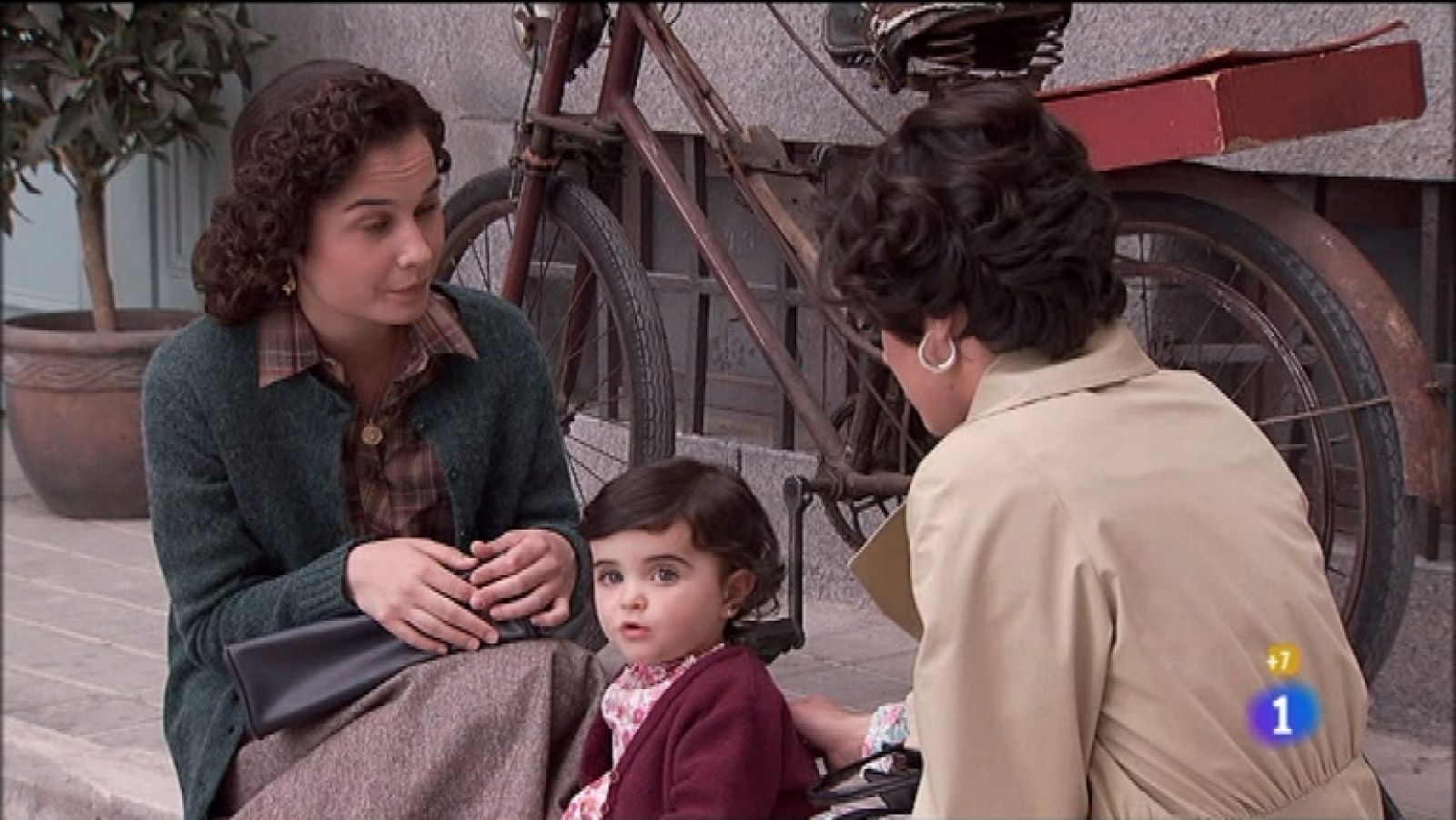 Amar en tiempos revueltos - T7 - Capítulo 48 - Felisa recuerda la promesa que le hizo a su padre, debe darle a Miguel el dinero que encontró en su viejo chaquetón - Ver ahora