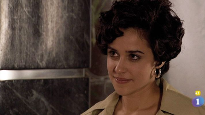 Amar en tiempos revueltos - Gerardo acepta a Chelo y a su hija