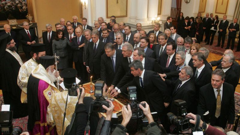 El nuevo gobierno griego toma posesión