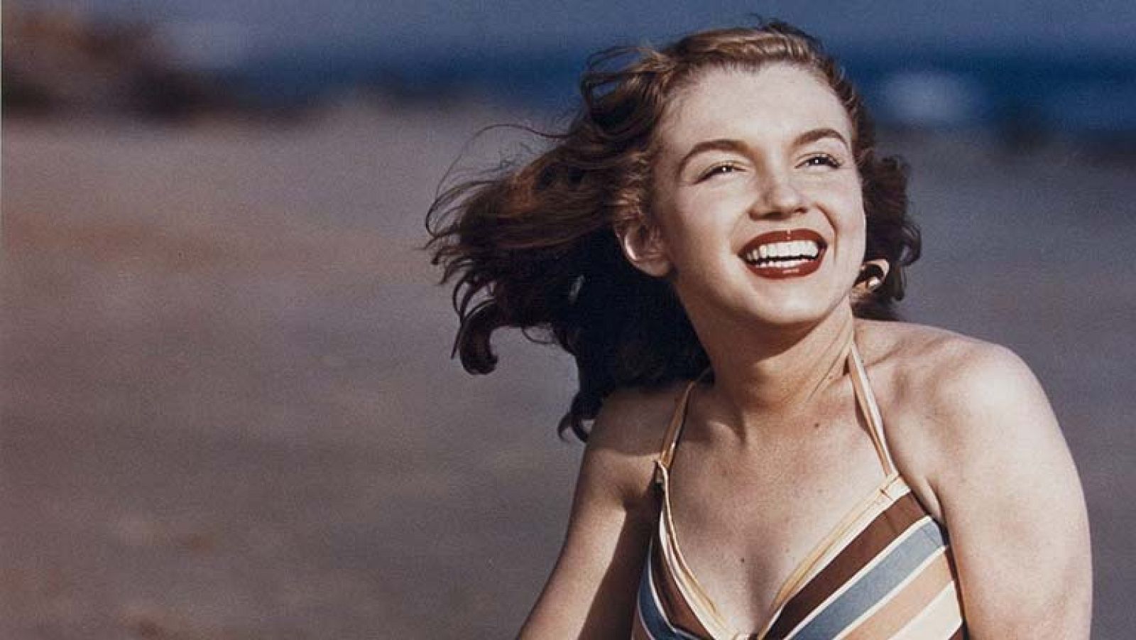 Marilyn Monroe murió hace casi medio siglo. Pero su imagen, las miles de imágenes que se conservan de ella, nos siguen sorprendiendo. En Nueva York puede verse estos días una serie de fotografías inéditas, las de una Marilyn principiante, joven y muy tímida.