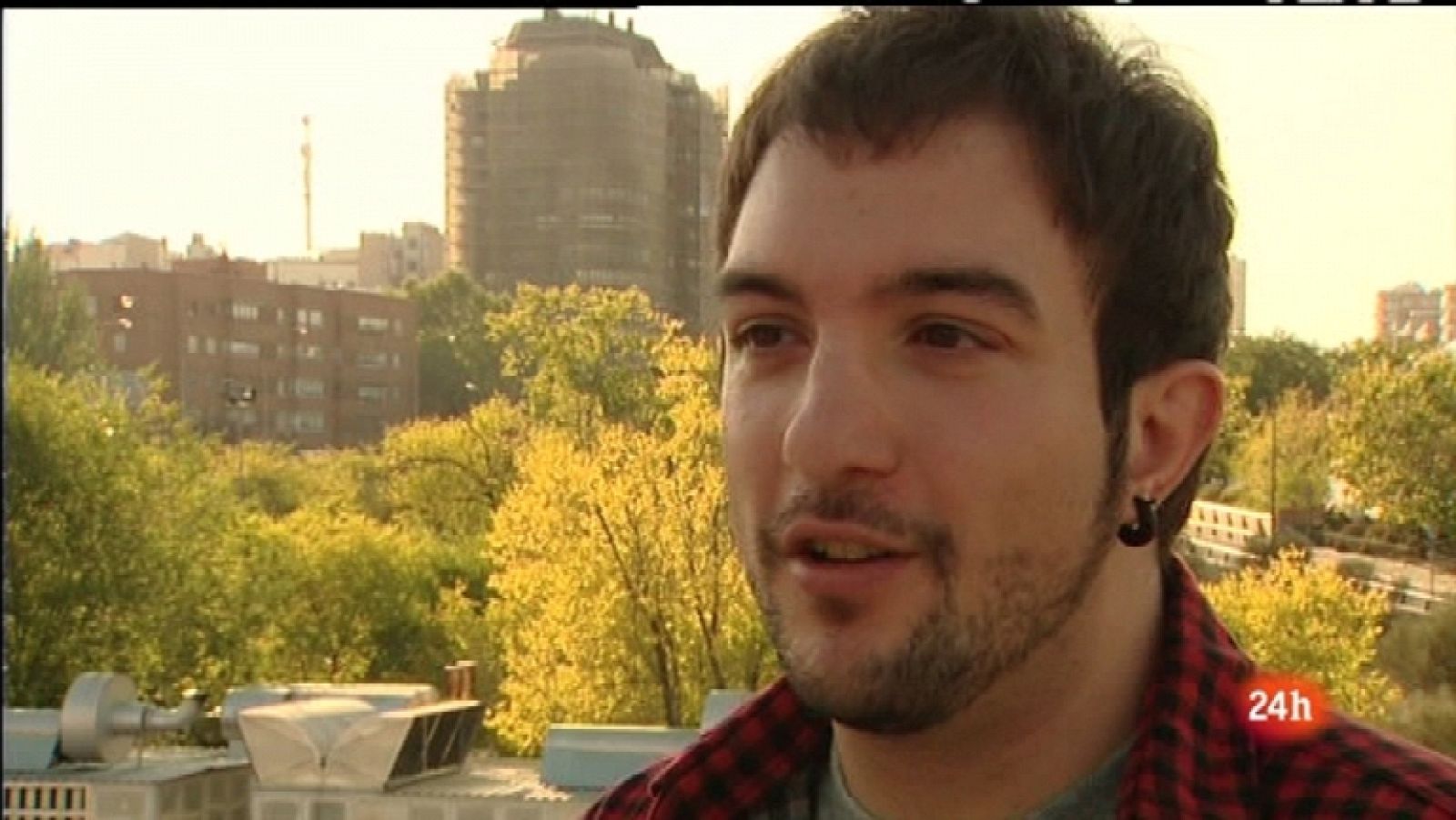 Cámara abierta 2.0 - Javier Gutiérrez (Sátur en Águila Roja) en 1minuto.COM, Daniel Burgui y sus crónicas 2.0, y El comidista - 12/11/11 - Ver ahora