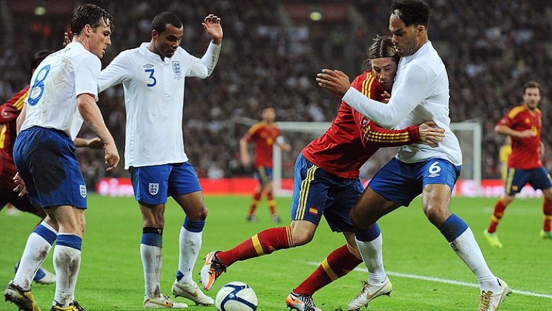 Inglaterra ha derrotado a España 1-0 con un tanto de Lampard, que marcó de cabeza tras el saque de un libre directo. El tanto fue suficiente para arruinar las opciones de España, que dominó la posesión del balón pero no estuvo acertado de cara a puer