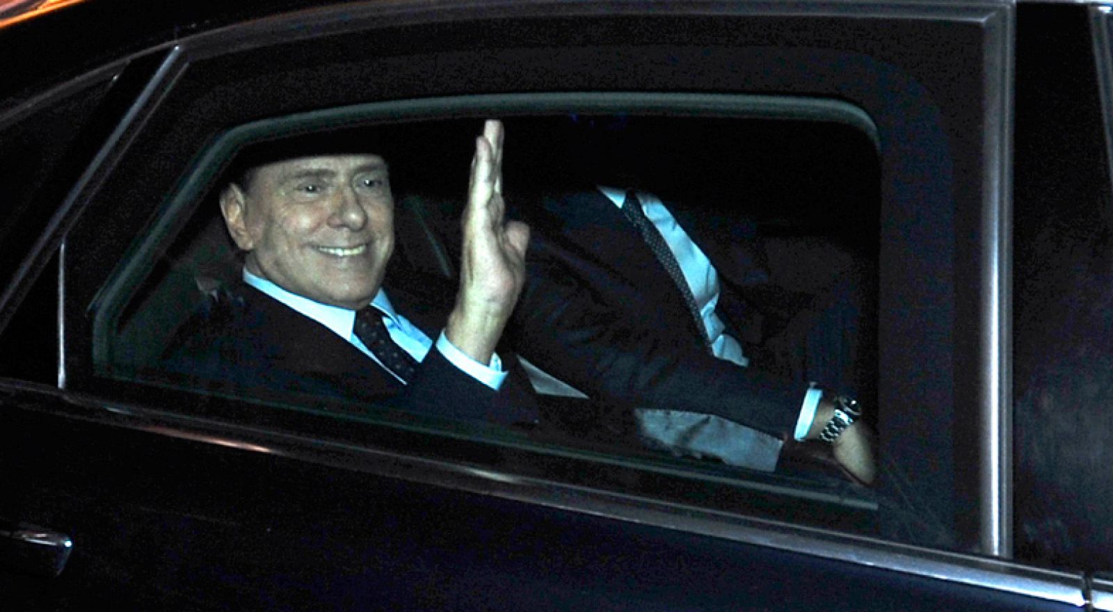 El primer ministro de Italia, Silvio Berlusconi, dimite