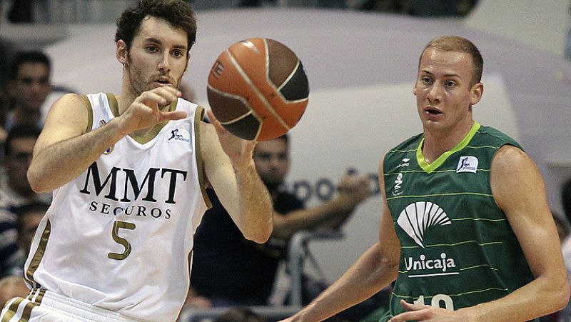 El Real Madrid ha logrado acabar con la racha victoriosa del Unicaja de Málaga en el Martín Carpena al imponerse 80-96 gracias a su acierto exterior, personificado en Carroll y Rudy, artífices de la victoria madridista.