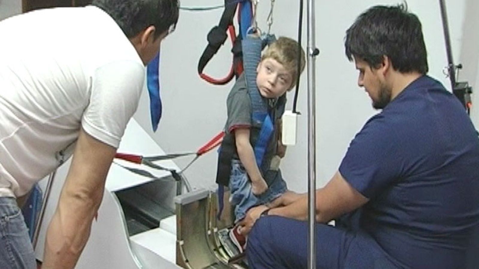 Un chapista ha construido una máquina para que su hijo pueda andar