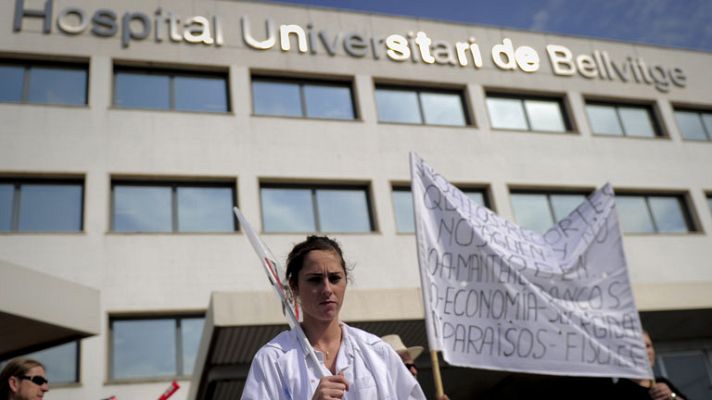 Telediario 1 - El personal sanitario de Cataluña, en huelga contra los recortes en Sanidad