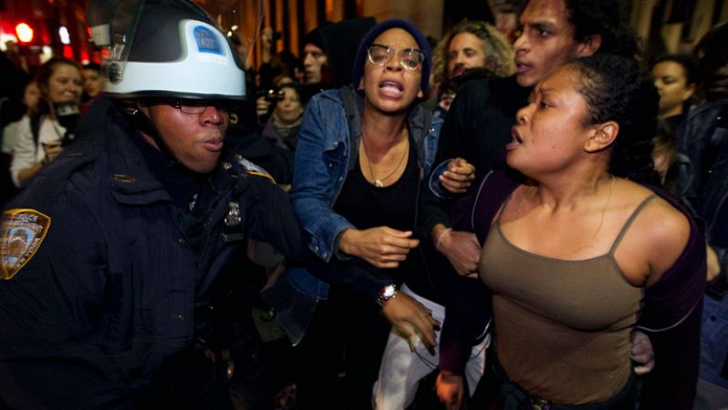 La Policía de Nueva York intenta desalojar a los 'indignados' de Wall Street 