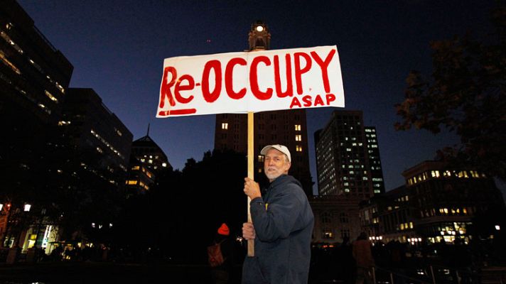 Telediario 1 - La Policía desaloja Occupy Oakland, en California, tras varios incidentes