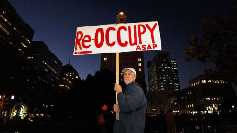 La Policía desaloja Occupy Oakland, en California, tras varios incidentes 