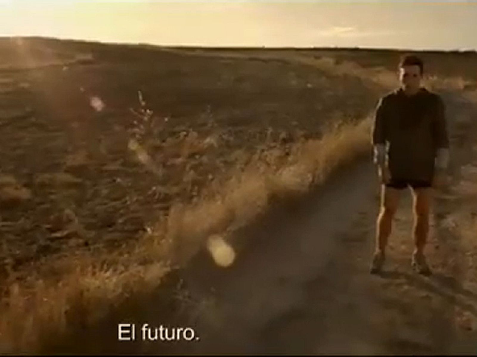 El PSOE pide el voto en un vídeo en el que un atleta hace un último esfuerzo en la recta final