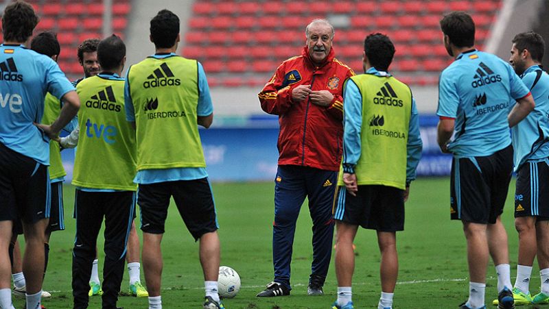 El delantero Fernando Llorente abandonó el entrenamiento debido a una dolencia en una rodilla que lo dejaría fuera del partido de mañana. De acuerdo a lo observado en el entrenamiento, Vicente del Bosque alineará a la mayoría de sus habituales titula