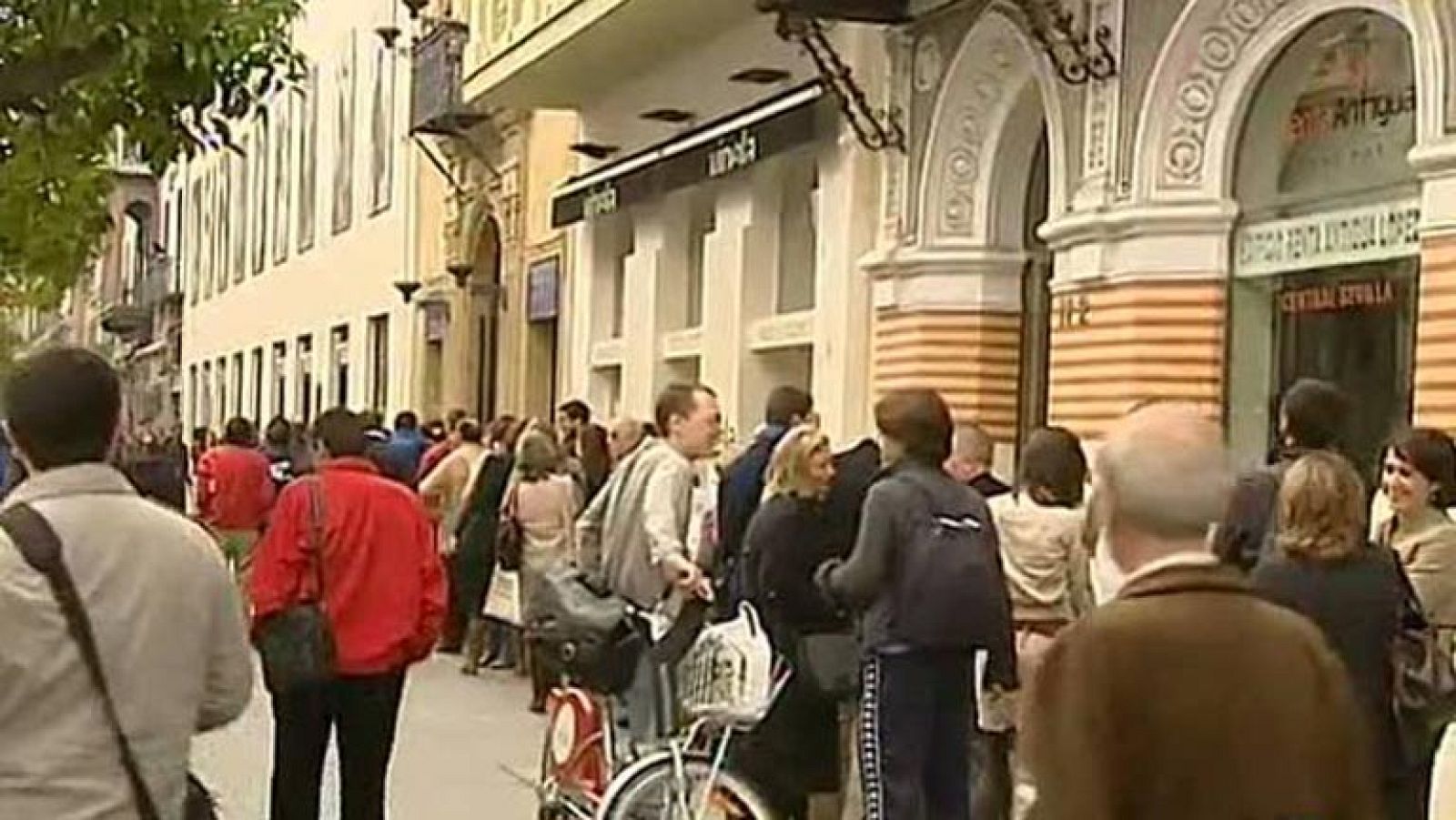 Largas colas en Sevilla en el primer día de venta de entradas para el público general, para la final de la Copa Davis entre España y Argentina