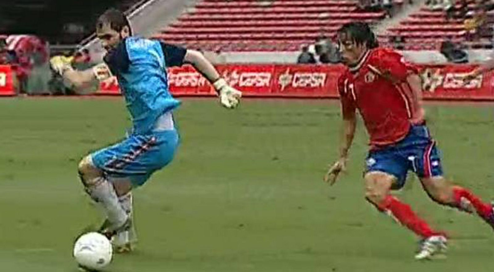 Costa Rica sorprende a España con un gol de Randall Brenes, que aprovechó un fallo en la salida con los pies de Iker Casillas.