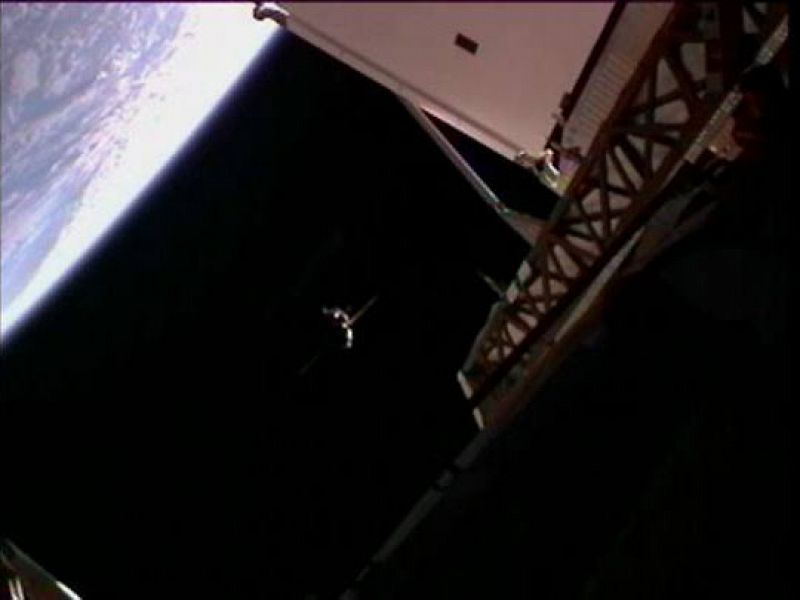 La nave rusa Soyuz TMA-22, con tres tripulantes a bordo, se ha acoplado con éxito este miércoles a la Estación Espacial Internacional (ISS) y ha disipado los temores originados por una serie de fracasos en el sector aeroespacial ruso.La nave, tripul