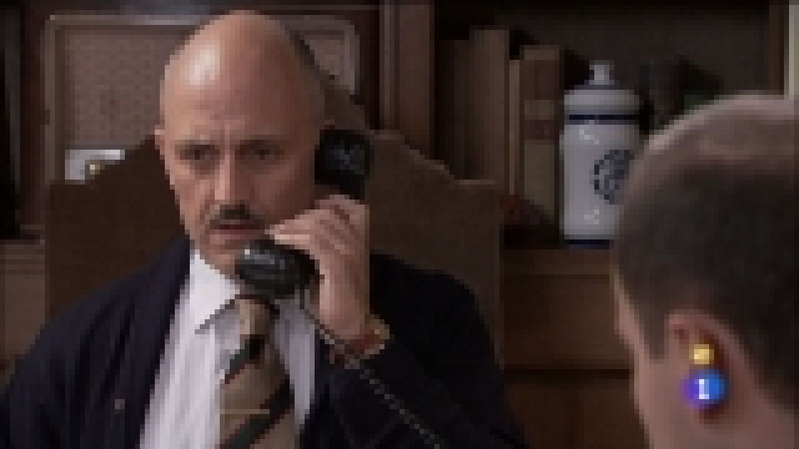 Amar en tiempos revueltos - T7 - Capítulo 51 - Armenteros recibe cada vez más presiones por parte del misterioso hombre de la aguja de corbata - Ver ahora