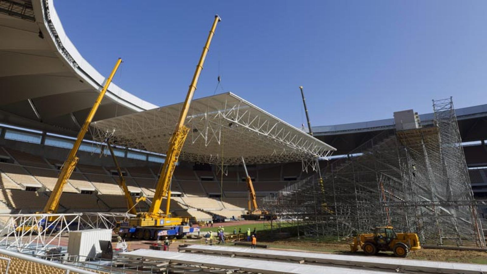 El Estadio Olímpico de Sevilla comienza a ponerse a punto para la final de la Copa Davis. Este jueves han dado comienzo las obras con el izado de la cubierta