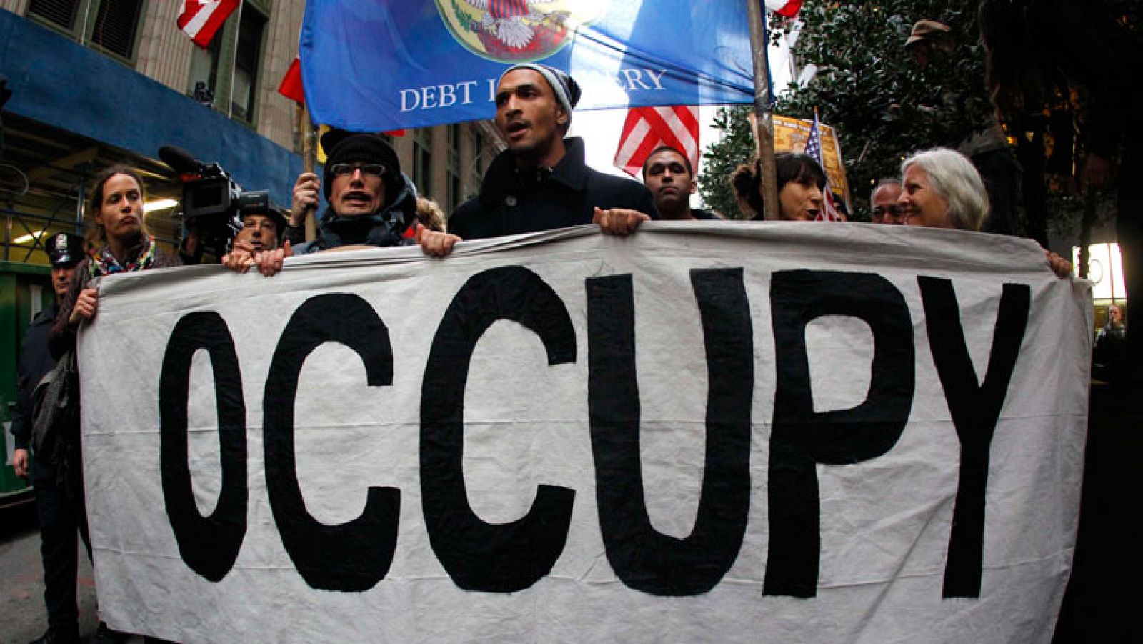 Centenares de miembros del movimiento 'Occupy Wall Street' han tratado de llegar a la sede de la Bolsa de Nueva York pero la Policía se lo ha impedido.