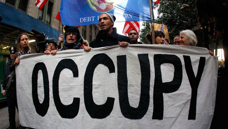 Centenares de miembros del movimiento 'Occupy Wall Street' han tratado de llegar a la sede de la Bolsa de Nueva York pero la Policía se lo ha impedido.