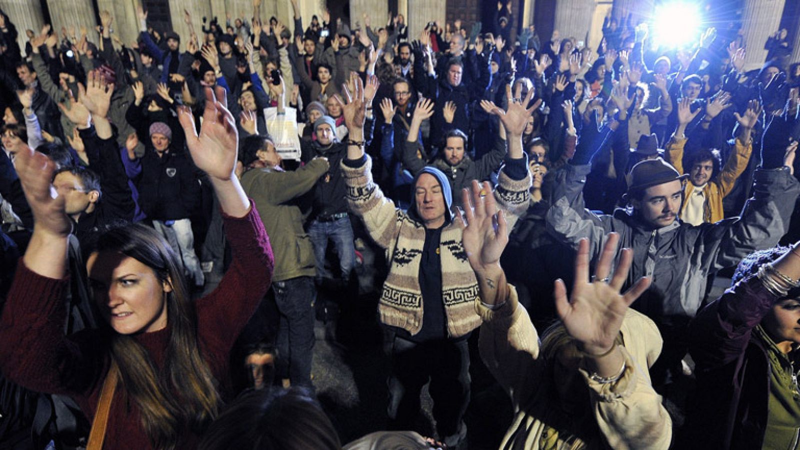 Los acampados junto a la catedral de San Pablo no han desalojado el lugar pese a vencer el ultimátum dado por el ayuntamiento de Londres, lo que hace que se inice un proceso judicial, por lo que no se espera que en las próximas horas cargue la Policí