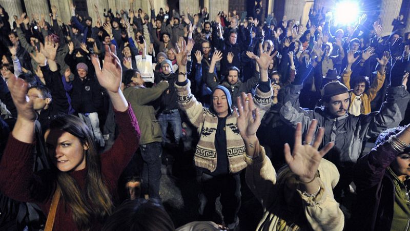 Los acampados junto a la catedral de San Pablo no han desalojado el lugar pese a vencer el ultimátum dado por el ayuntamiento de Londres, lo que hace que se inice un proceso judicial, por lo que no se espera que en las próximas horas cargue la Policí