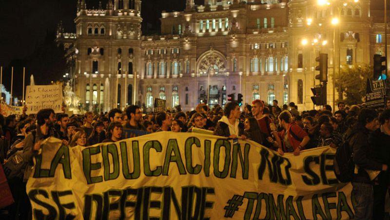 Miles de estudiantes se manifiestan en Madrid y Barcelona contra los recortes en educación 