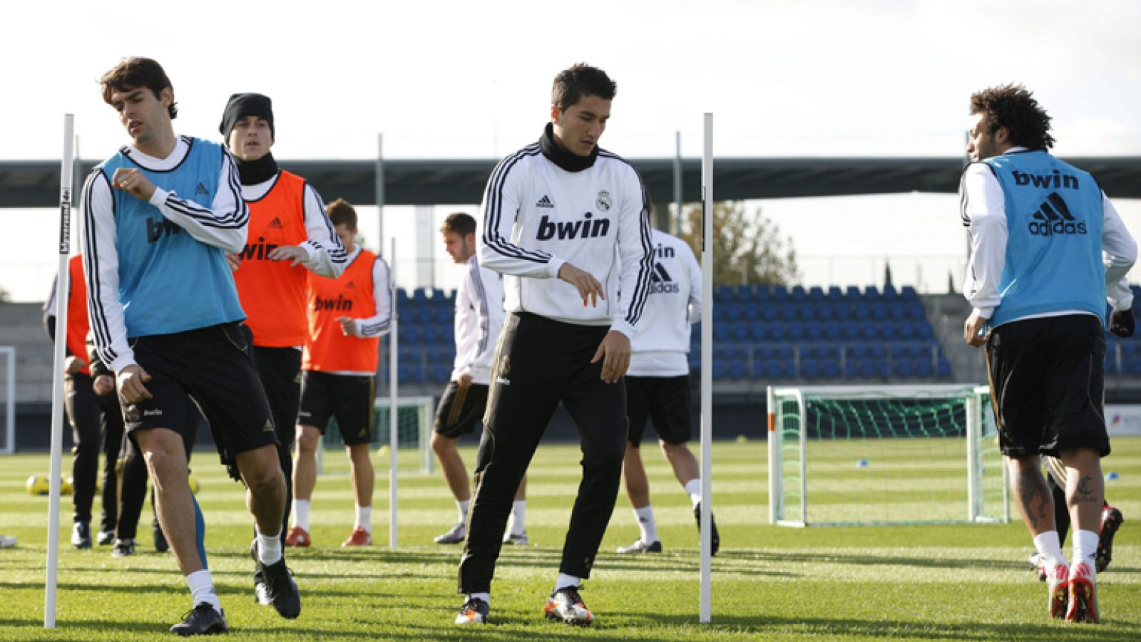 El Real Madrid visita este sábado Mestalla con el objetivo de poner tierra de por medio ante un rival difícil como el Valencia. Mientras el Barcelona se enfrenta al Zaragoza en el Camp Nou y el Villarreal recibe al Betis con el objetivo de ganar y a