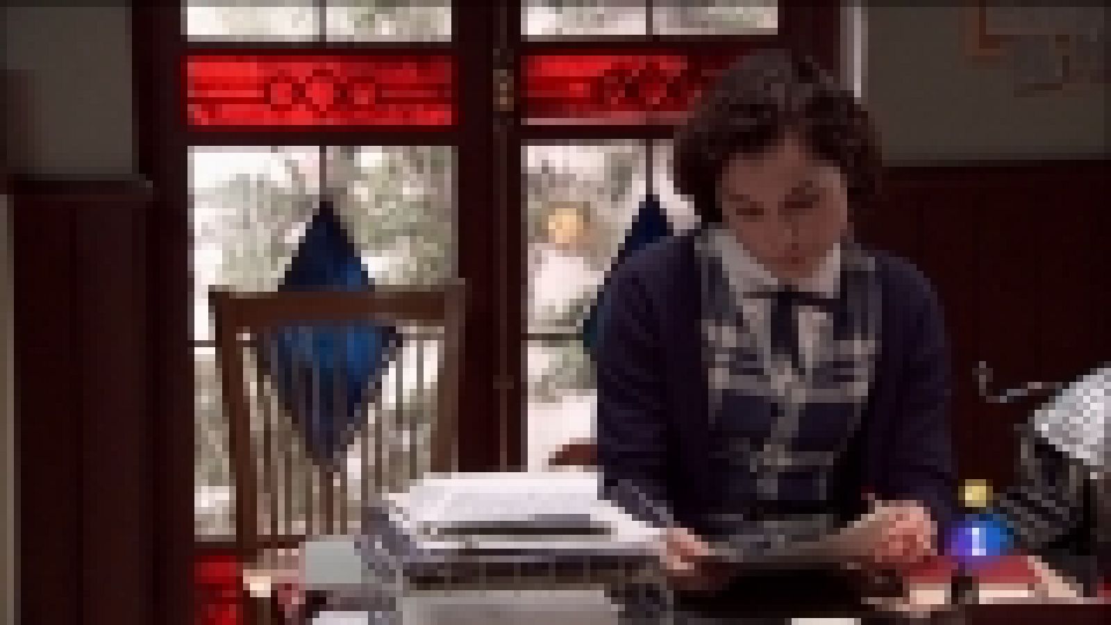 Amar en tiempos revueltos - T7- Capítulo 53 - Asunción se deprime porque al escribir su primera noticia ha descubierto que es mucho más difícil crear algo nuevo que corregir los errores de otro - Ver ahora