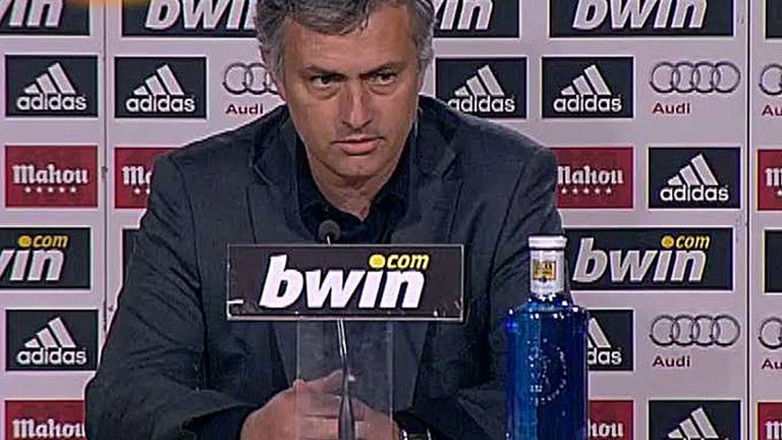 La víspera del choque liguero entre Madrid y Barça, la prensa plantó a Karanka como protesta ante Mourinho. El portugués no les perdonó y tras el partido no habló con aquellos que no fueran directores del medio de comunicación.