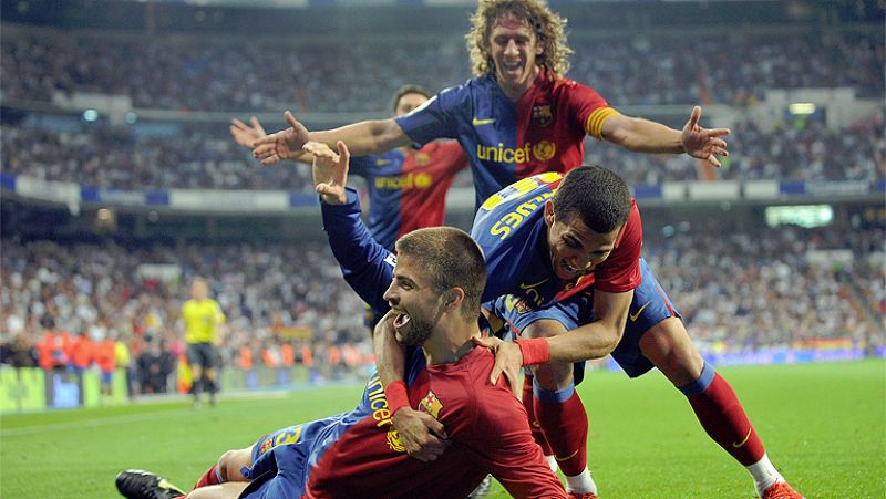 El Barça de los 6 títulos comenzó su temporada triunfal como un ciclón en el Santiago Bernabéu que dejó a su eterno rival, el Real Madrid, escociéndose por la mayor goleada recibida por el Barça en casa de la historia (2-6). Hasta ese choque, el Madr