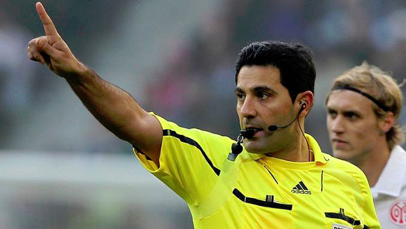 El duelo entre el Colonia y el Maguncia 05, que debió haberse jugado hoy en la Bundesliga, se aplazó debido a un intento de suicidio del árbitro, Babak Rafati. Inicialmente, sólo se habló de una "indisposición de Rafati" pero el intento de suicidio f