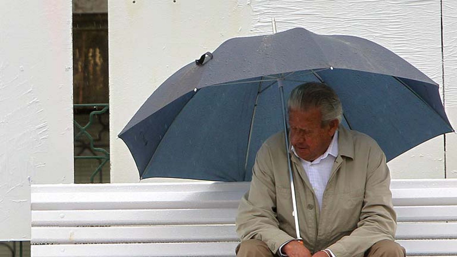 La borrasca situada sobre España ha puesto en alerta este domingo de elecciones a once provincias por precipitaciones fuertes y persistentes en el área mediterránea peninsular y litoral de Andalucía, según la Agencia Estatal de Meteorología (Aemet).