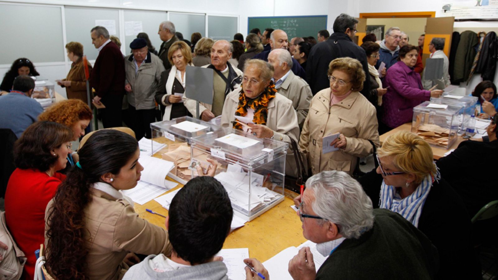 Un 37,8% de los electores ha votado a las 14:00 horas