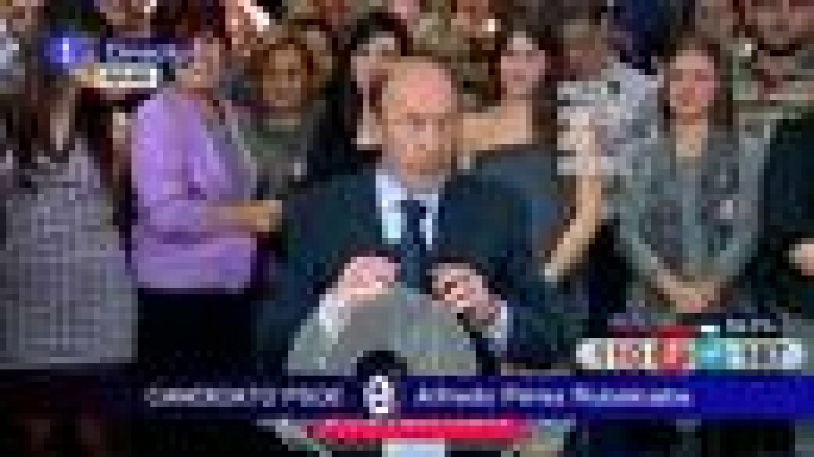 Rubalcaba sale solo a reconocer la victoria del PP, sin ningún dirigente socialista a su alrededor.