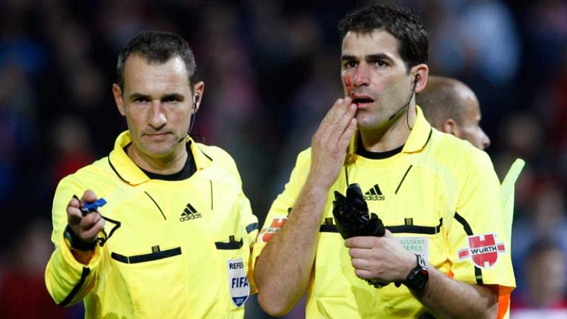 Un paraguas ha alcanzado al asistente, Xavi Aguilar, en el minuto 64. Aguilar comenzó a sangrar y Clos Gómez decidió suspender el partido Granada-Mallorca. El marcador era en esos momentos de 2-1. El agresor ha sido detenido. 